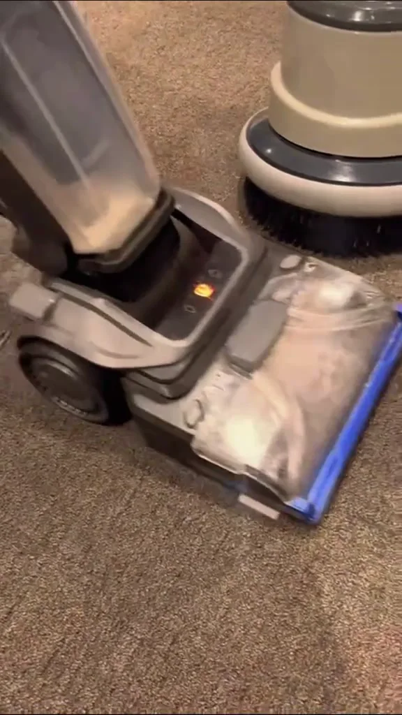Machine tijdens het reinigen van projecttapijt